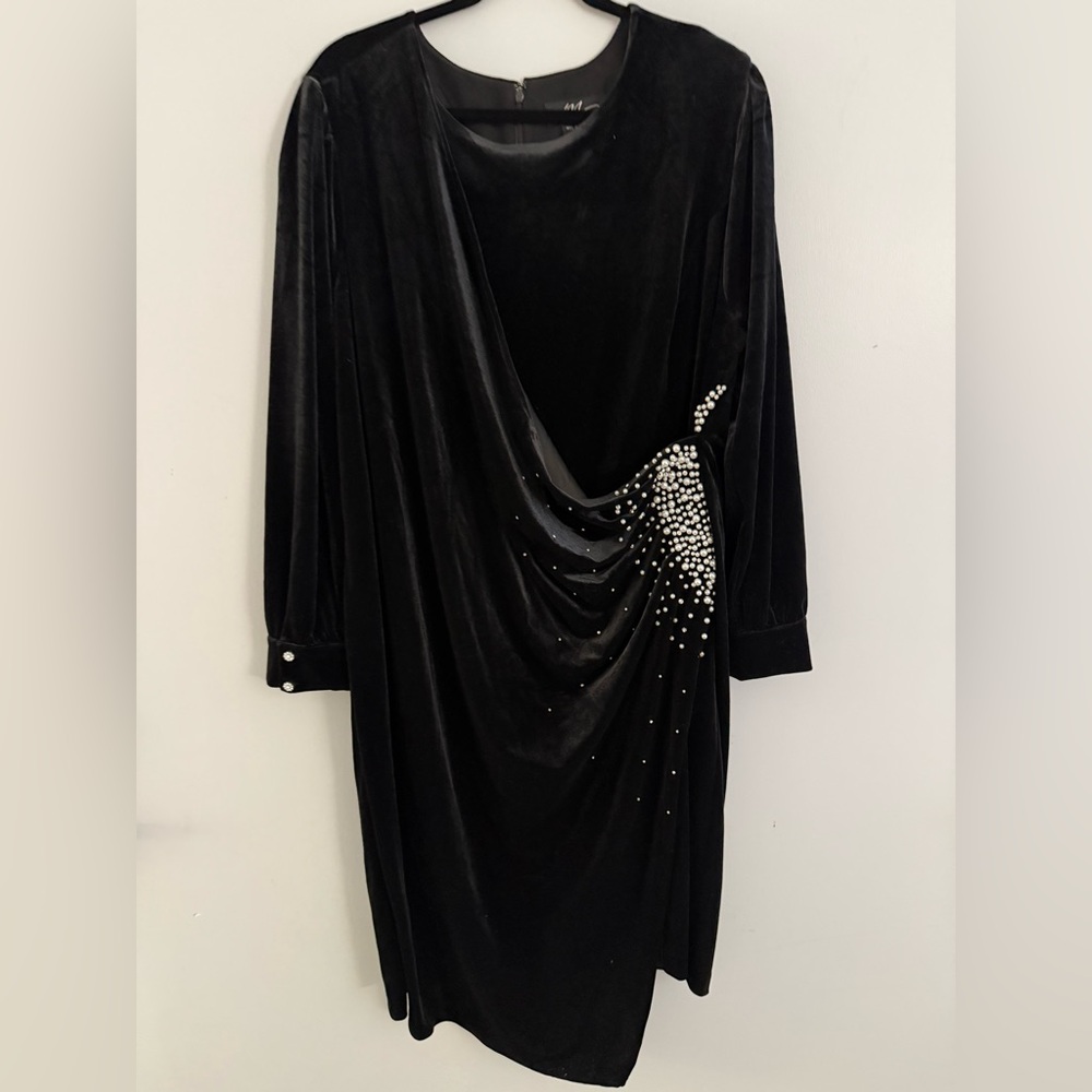 Midnight Velvet Elegant Black Dress with Pearl Details